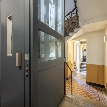 Deluxe Attic For 2, With Amazing Terrace And Poweful Wi-fi - Very Near The Metro, Position, Very Well Connected To Train Stations And Malpensa, Linate And Begramo Airports Lejlighed