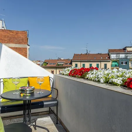 Lejlighed Deluxe Attic For 2, With Amazing Terrace And Poweful Wi-fi - Very Near The Metro, Position, Very Well Connected To Train Stations And Malpensa, Linate And Begramo Airports