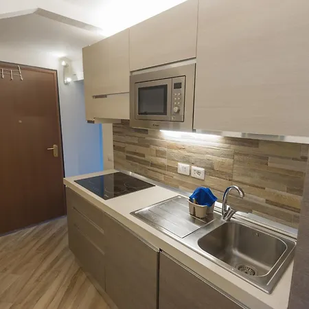 Lejlighed Deluxe Attic For 2, With Amazing Terrace And Poweful Wi-fi - Very Near The Metro, Position, Very Well Connected To Train Stations And Malpensa, Linate And Begramo Airports *