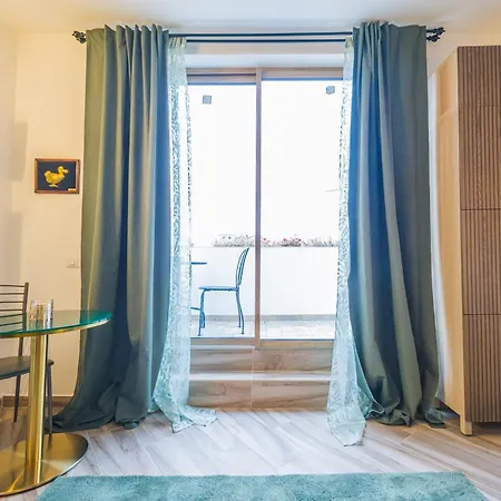 Lejlighed Deluxe Attic For 2, With Amazing Terrace And Poweful Wi-fi - Very Near The Metro, Position, Very Well Connected To Train Stations And Malpensa, Linate And Begramo Airports