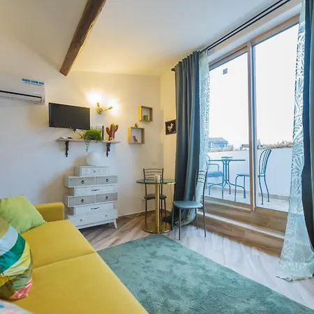 Deluxe Attic For 2, With Amazing Terrace And Poweful Wi-fi - Very Near The Metro, Position, Very Well Connected To Train Stations And Malpensa, Linate And Begramo Airports Lejlighed *