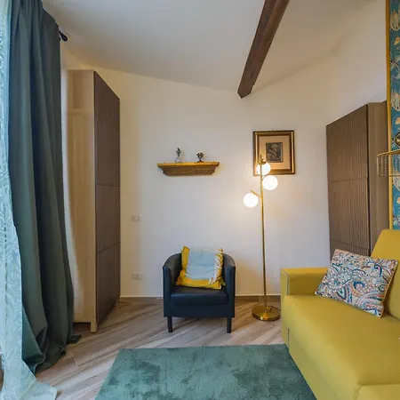 Lejlighed Deluxe Attic For 2, With Amazing Terrace And Poweful Wi-fi - Very Near The Metro, Position, Very Well Connected To Train Stations And Malpensa, Linate And Begramo Airports *