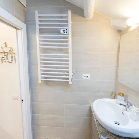 Lejlighed Deluxe Attic For 2, With Amazing Terrace And Poweful Wi-fi - Very Near The Metro, Position, Very Well Connected To Train Stations And Malpensa, Linate And Begramo Airports