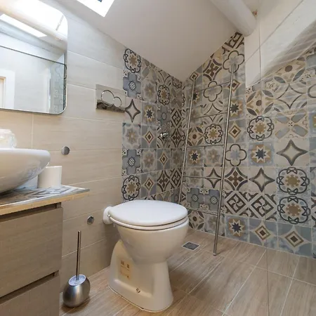 Lejlighed Deluxe Attic For 2, With Amazing Terrace And Poweful Wi-fi - Very Near The Metro, Position, Very Well Connected To Train Stations And Malpensa, Linate And Begramo Airports *