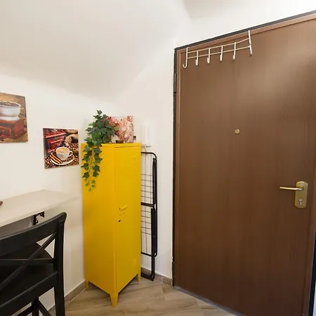 Deluxe Attic For 2, With Amazing Terrace And Poweful Wi-fi - Very Near The Metro, Position, Very Well Connected To Train Stations And Malpensa, Linate And Begramo Airports Milano